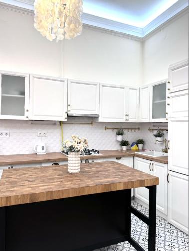 V1 Central Riverfront Apartment 2 BDRM - image 5