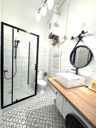 V1 Central Riverfront Apartment 2 BDRM - image 3