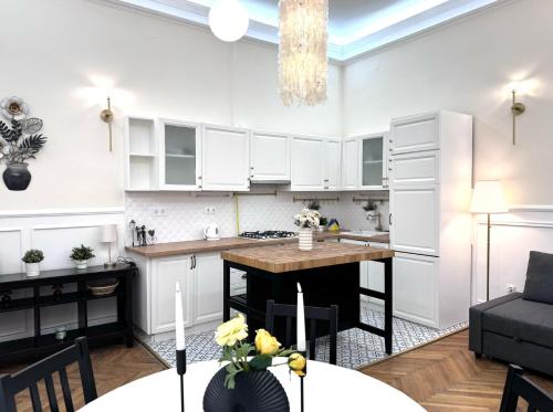 V1 Central Riverfront Apartment 2 BDRM, Будапешт