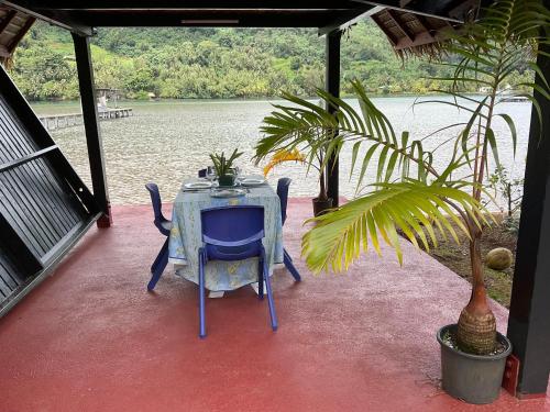 Fare Piti Les pieds dans le lagon in Tiva