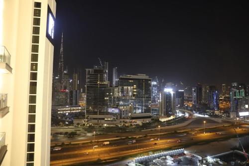 Brand New Large 2 Bedroom with Burj Khalifa view Mid Floor in Business Bay, Dubaj (fotografie 6)