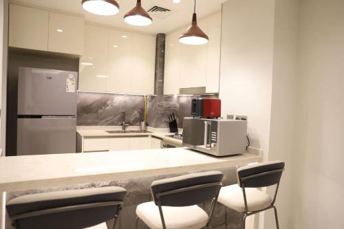 Brand New Large 2 Bedroom with Burj Khalifa view Mid Floor in Business Bay, Dubaï