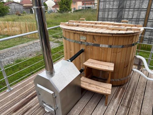 Termálfürdő, Lady Tipi 3 avec bain nordique et piscine in Chavanges