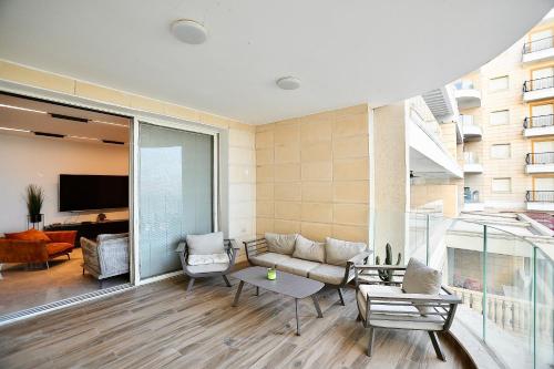 Balcony/terrace, אירופה בוטיק כנרת - דירת 4 חדרי שינה עם מטבח חיצוני ונוף לכנרת in Upper Tiberias