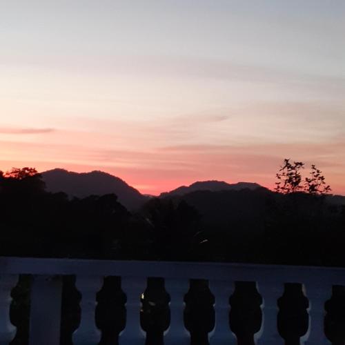 Happy Hall Guesthouse Jamaica in ไวท์เฮาส์