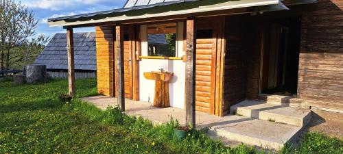 A szálláshely kívülről, Domacinstvo Obradovic Nadgora in Uskoci