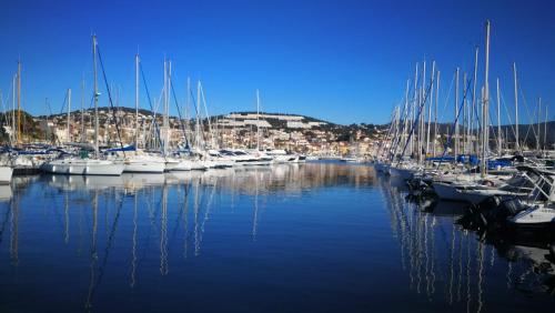 54m2, clim, T2, centre BANDOL, terrasse, TOUT A PIED in Lescourche