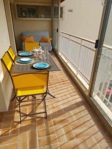 54m2, clim, T2, centre BANDOL, terrasse, TOUT A PIED in Lescourche