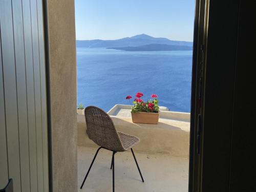 Kamarí Real Living, with Caldera views and Jacuzzi (Kamari Real Living, with Caldera views and Jacuzzi) in Thirasia