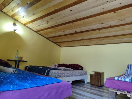 1 queen bed, 4 twin beds