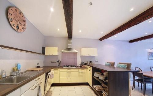 Jolie maison de village avec vue in Maury