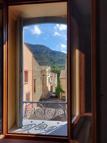 Jolie maison de village avec vue in Maury