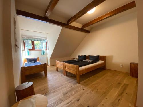 1 queen bed, 1 twin bed