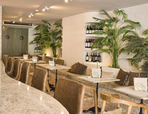 餐廳, Comfy Studios Hotel in 貝納爾馬德納鎮中心