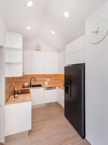 Konyha, Generous Seaview Apartment For 6 FraNiTo #1 in Zavrelje