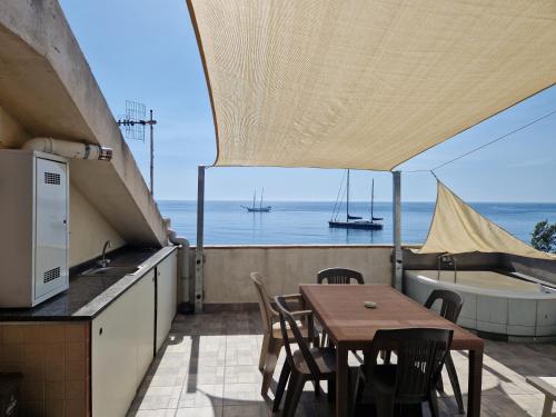 Suite Panorama - attico esclusivo con vista Etna e Ionio - Apartment - Riposto