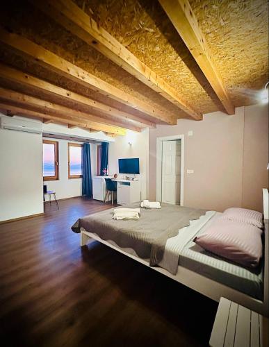 Risto's Guest House in Elshani