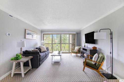 Newly Renovated Fore Seasons - image 3