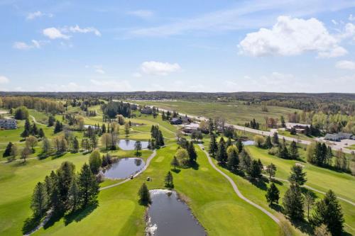 Newly Renovated Fore Seasons - image 13