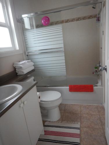 Bathroom, Clean Quiet Comfortable suite; Coquitlam Center in Coquitlam (BC)