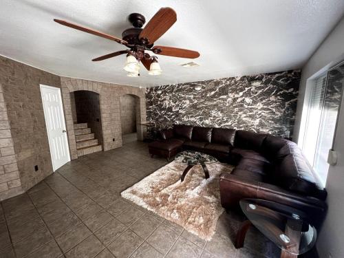 Big 4 Bedroom Property with a Pool, Las Vegas (photo 6)