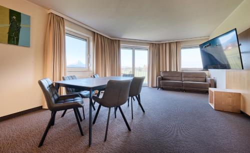 Momentum Hotel - image 2
