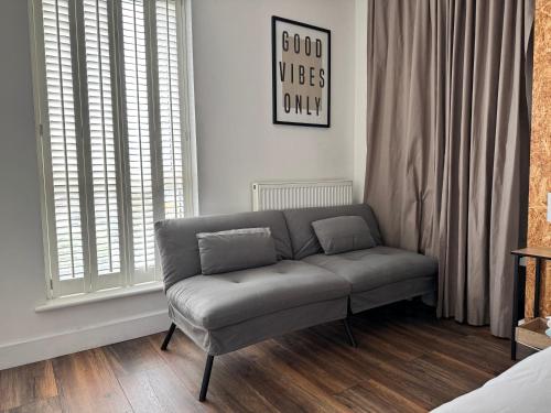 Canary Wharf Escape - Stylish 2BR - Canal Views & City Lights - image 2