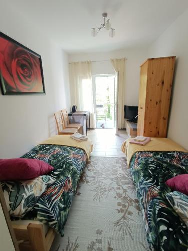 2 twin beds