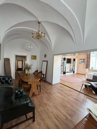 Nr 2 Gemütliche Suite mit King-Size Bett und Essbereich im Zentrum im Neubarockstyle (Nr 2 Gemutliche Suite mit King-Size Bett und Essbereich im Zentrum im Neubarockstyle) in Annaberg-Buchholz