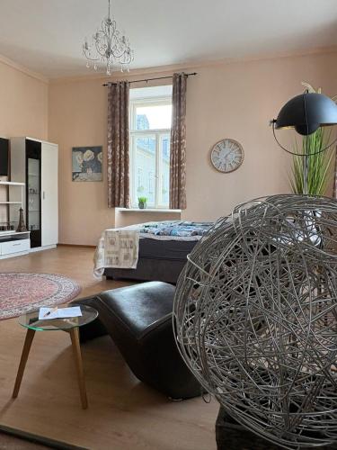 Nr 2 Gemütliche Suite mit King-Size Bett und Essbereich im Zentrum im Neubarockstyle (Nr 2 Gemutliche Suite mit King-Size Bett und Essbereich im Zentrum im Neubarockstyle) in Annaberg-Buchholz