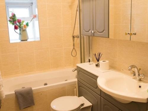 Large, stylish luxury 2 bed garden flat, Buxton (photo 7)