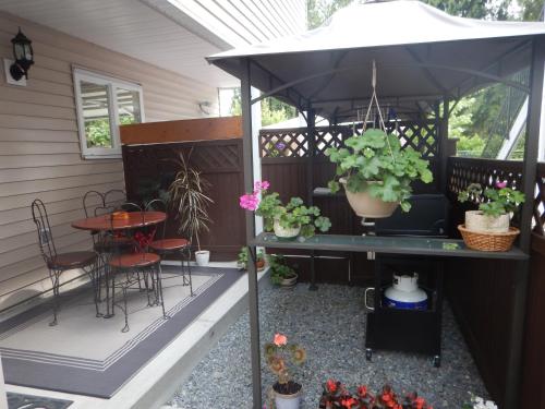 Instalaciones, Clean and Quiet 2 bdr 2 bthr private entrance entire guests suite near Coquitlam Center mall and sky in Coquitlam (BC)