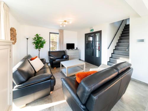 Luxurious family home with garden, cleaning included