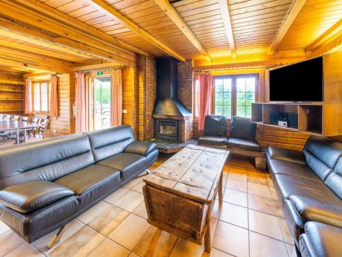 Majestic chalet in Durbuy 200 meters from the Golf, cleaning included