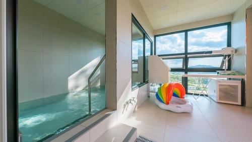 room detail thumbnail 2