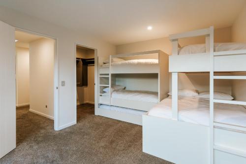 The Clearview House | Lake Views | Sleeps 9