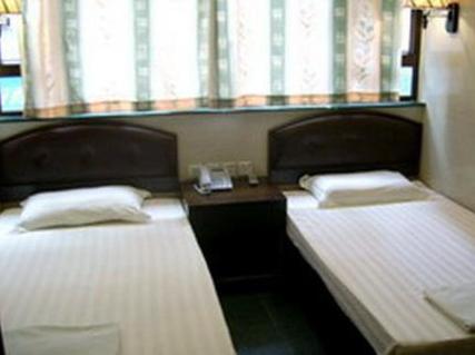 1 twin bed, 1 bunk bed