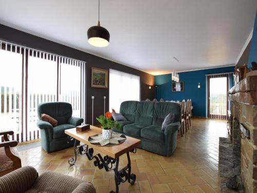 Welcoming Holiday Home with large garden, cleaning included