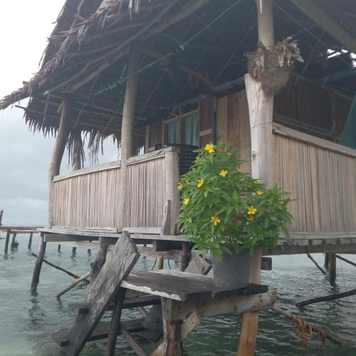 Famili Dive Shop in Pulau Pambemuk