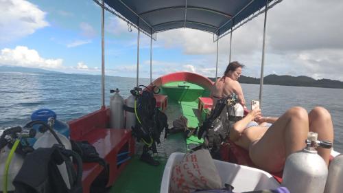 Famili Dive Shop in Pulau Pambemuk