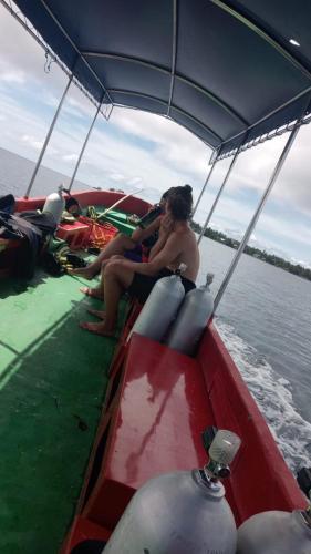 Famili Dive Shop in Pulau Pambemuk