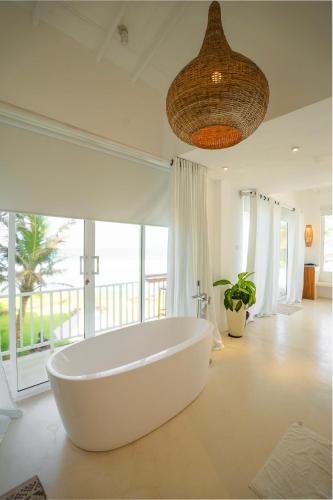 Deluxe Double Room with Balcony and Sea View image 9