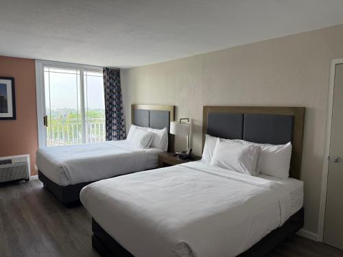 2 queen beds