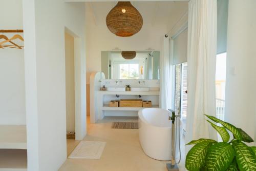 Deluxe Double Room with Balcony and Sea View image 4