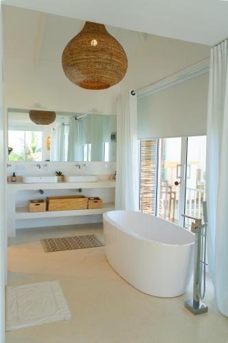 Deluxe Double Room with Balcony and Sea View image 1