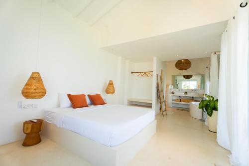 Deluxe Double Room with Balcony and Sea View image 3
