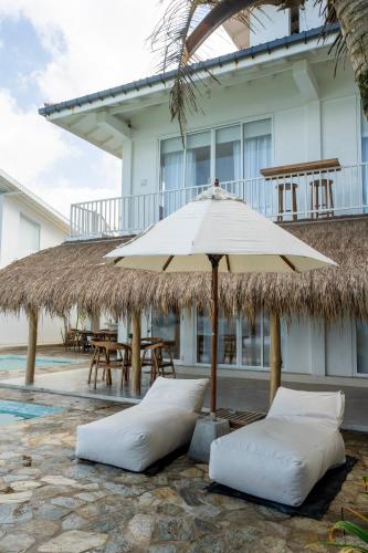 Deluxe Double Room with Balcony and Sea View image 2
