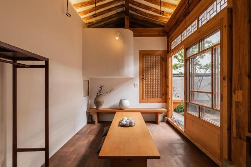Luxury Hanok Stay CHAON - Tap to explore photos
