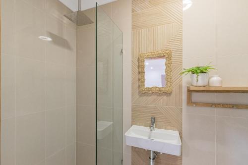 Shower, The Sailfish Suite - Beachside Granny Flat by uHoliday in Kingscliff