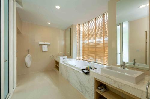 room detail thumbnail 2